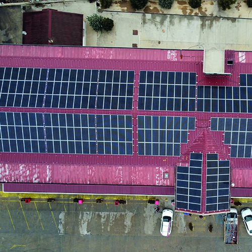 Müstakil ev çatısında güneş paneli sistemi